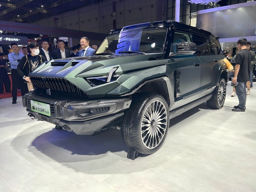 2025 Shanghai Auto Show: The Mengshi 917 Jiaolong Battle Armor Long - Wheelbase Edition 1.098 milioi yuan tasatuta dago eta 199 unitatera mugatuta dago.