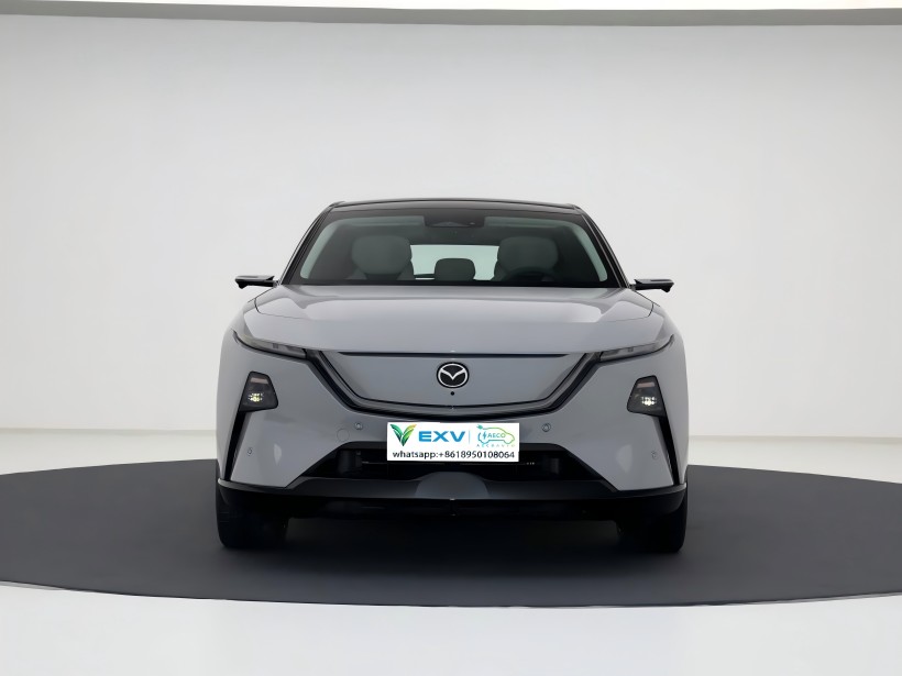 Mazda Ez - 60 abuztuaren amaieran merkatuan joatea espero da. Barretariko powertrains - elektriko eta hedatua eskaintzen du. Barrualdea pantaila bikoitzeko konfigurazio batez hornituta dago.